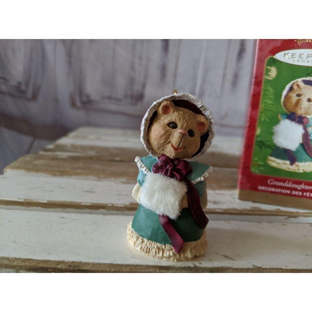 Hallmark Keepsake 2001 Granddaughter Bear Victoria - Picture 3 of 7